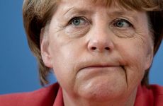 Меркель пытается сидеть на двух стульях