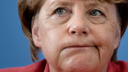 Меркель пытается сидеть на двух стульях