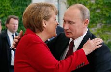 Меркель следует за Путиным, который давно женат на…