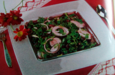 Азербайджанский салат из вишни, лука и зелени